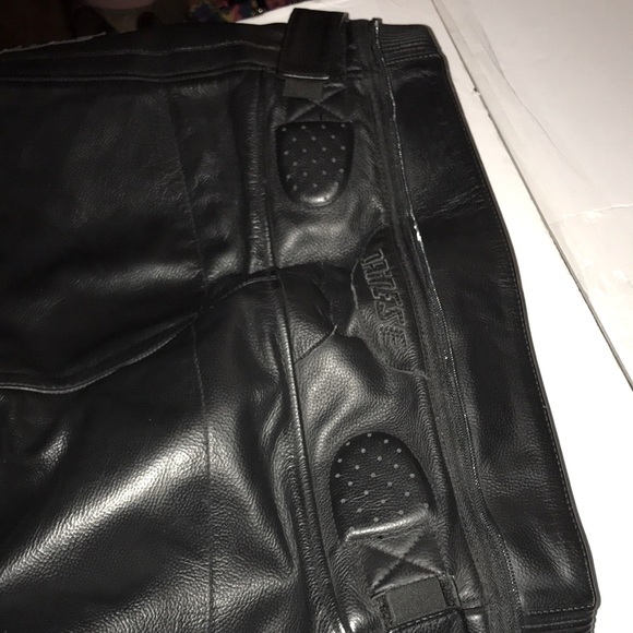 Men’s EUC DAINESE Black Moto Biker Leather Shorts Sz 56 - Picture 11 of 14